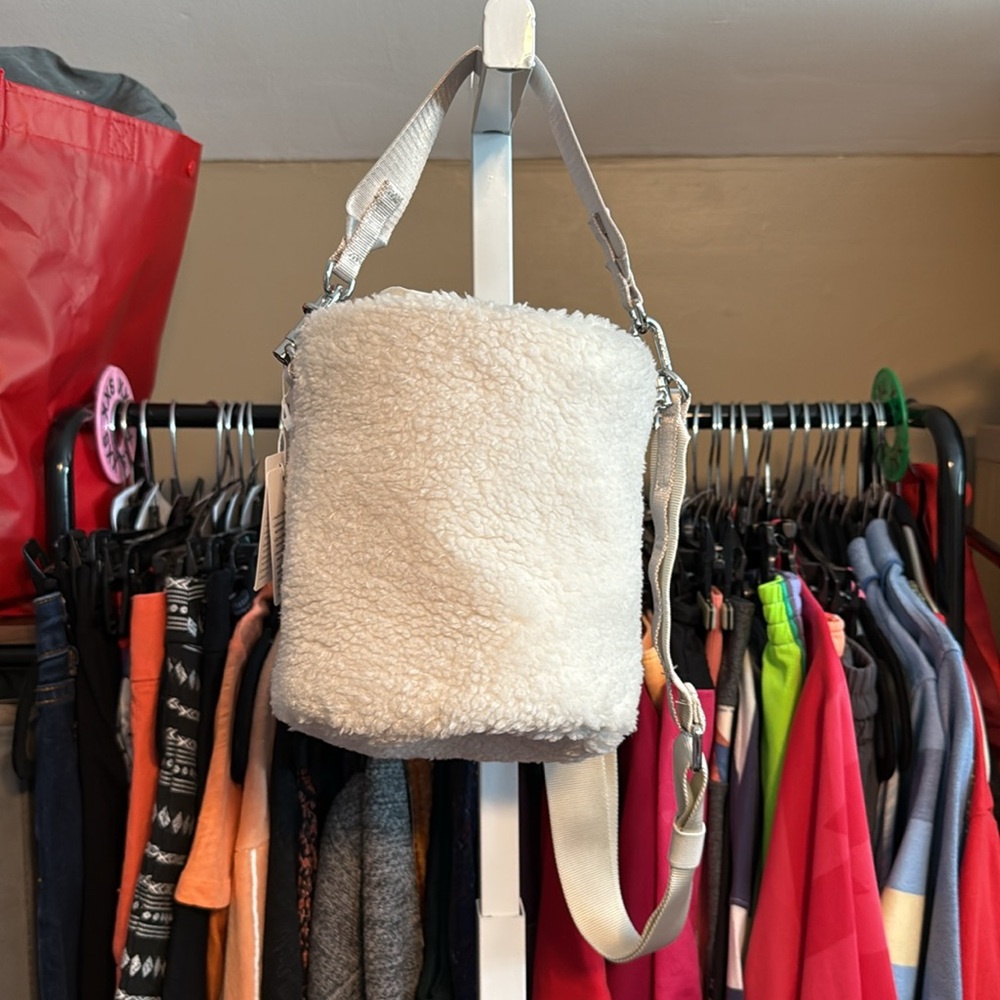 NWT Lululemon New Year Crossbody Fleece Bucket Bag 2.5L WORDMARK White Opal LOGO - Picture 4 of 7